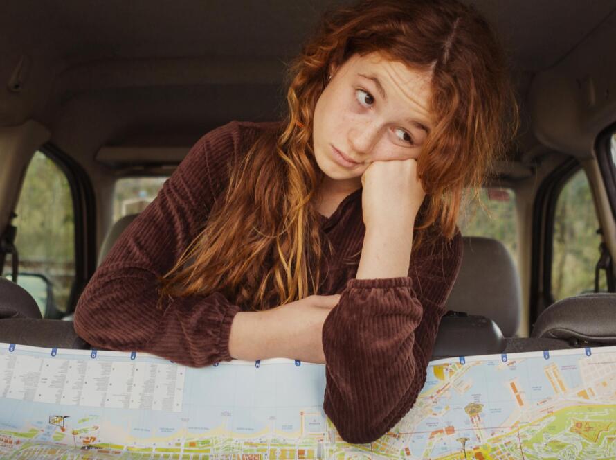 medium-shot-girl-with-map