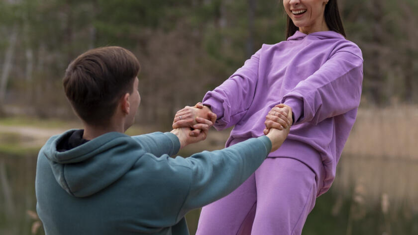 side-view-fit-couple-training-outdoors