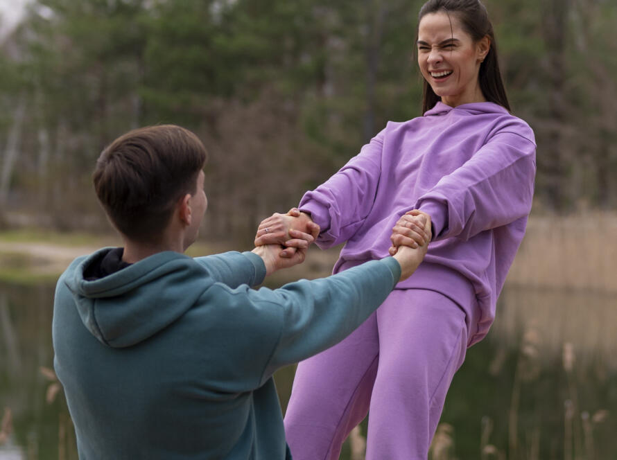 side-view-fit-couple-training-outdoors